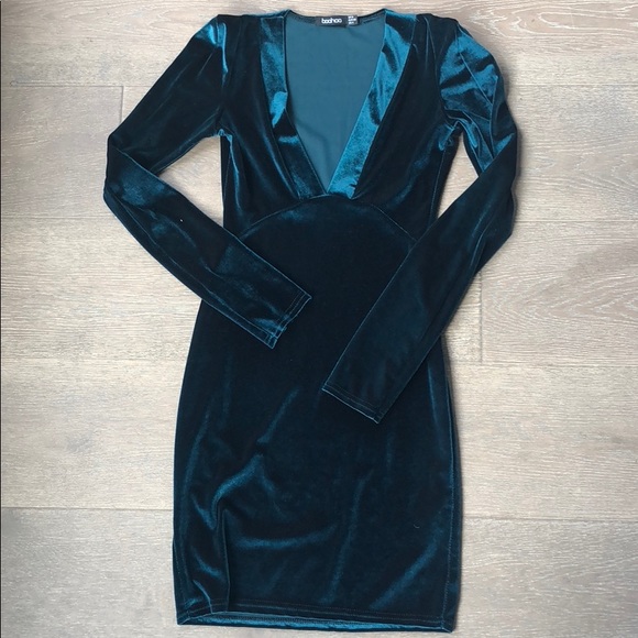 Boohoo Dresses & Skirts - NEW Boohoo emerald green velvet long sleeve dress